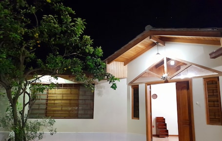 Exterior. "RoseGarden" your unforgettable refuge, 3-bedroom in Guayllabamba with WiFi