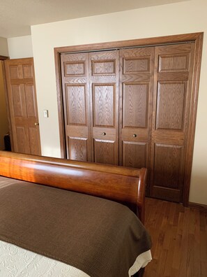 4 bedrooms, iron/ironing board, WiFi, bed sheets - Great Sturgis Location for 86th Rally Experience - 4 bedroom home with garage (Sturgis)
