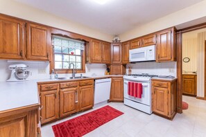 Microondas, horno, placa de cocina, lavavajillas