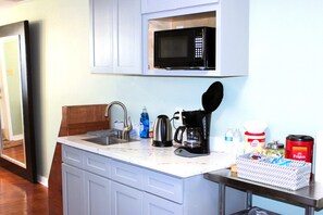 Réfrigérateur, micro-ondes, cafetière/bouilloire