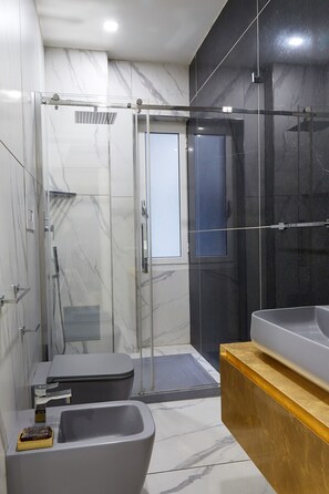 Een douche, een haardroger, een bidet, handdoeken