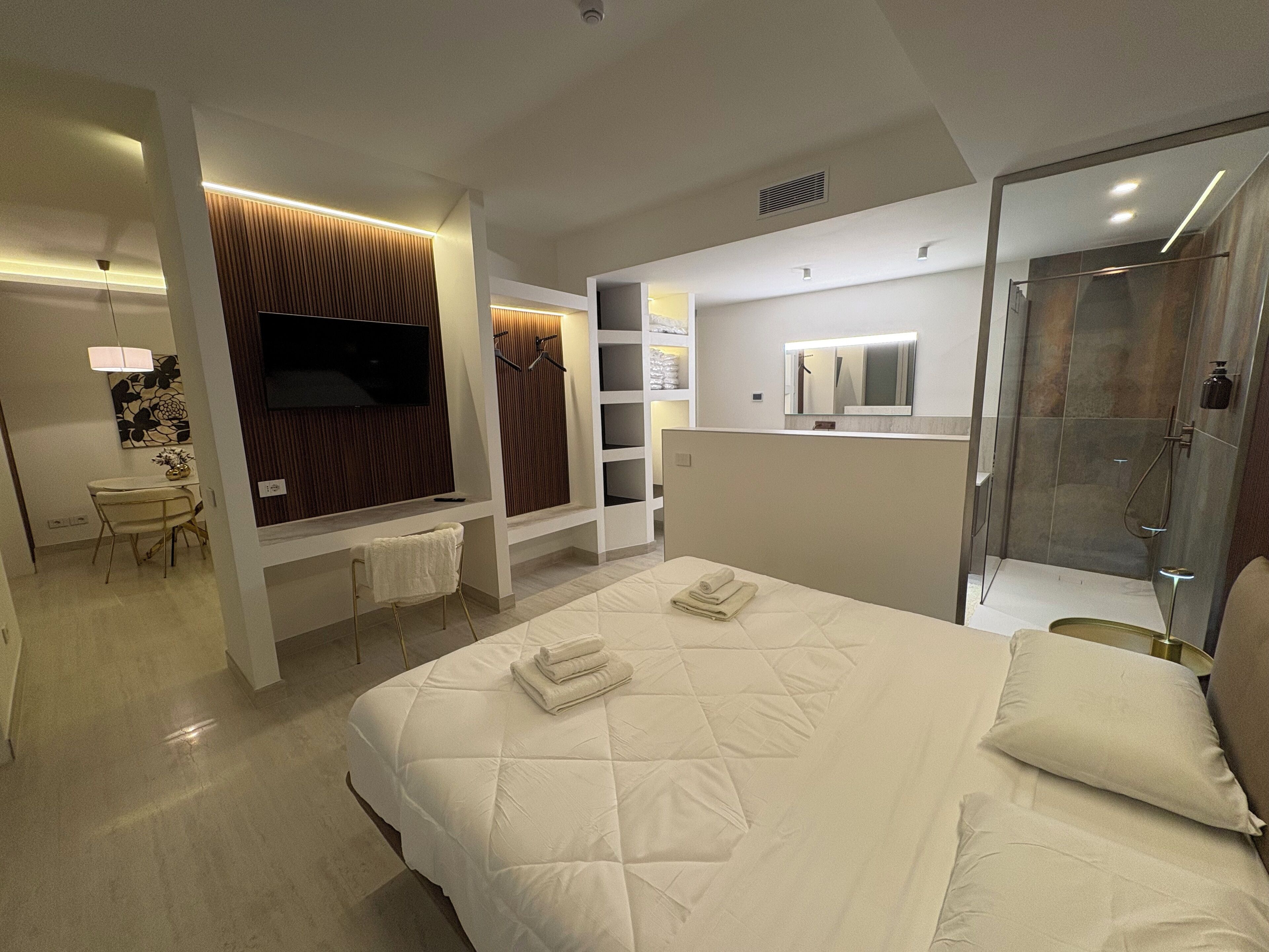 1 habitación, escritorio, tabla de planchar con plancha y cuna de viaje 