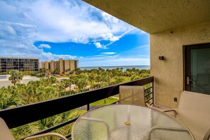Outdoor dining - Beachplace 3  - 302 by FGC (Longboat Key)