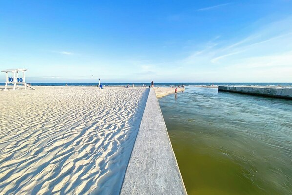 Una spiaggia nelle vicinanze