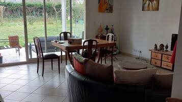 TV, livros, aparelho de som