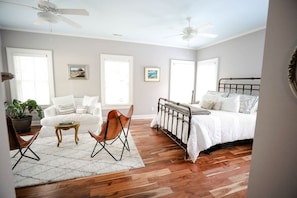 Travel crib, WiFi, bed sheets - The Chick Inn on Main Neighbors! (Summerville)