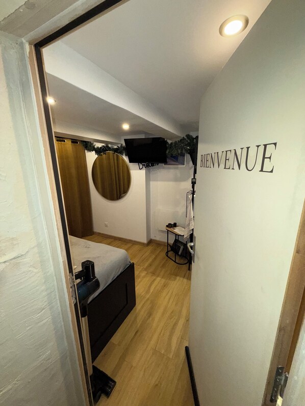 1 bedroom, bed sheets