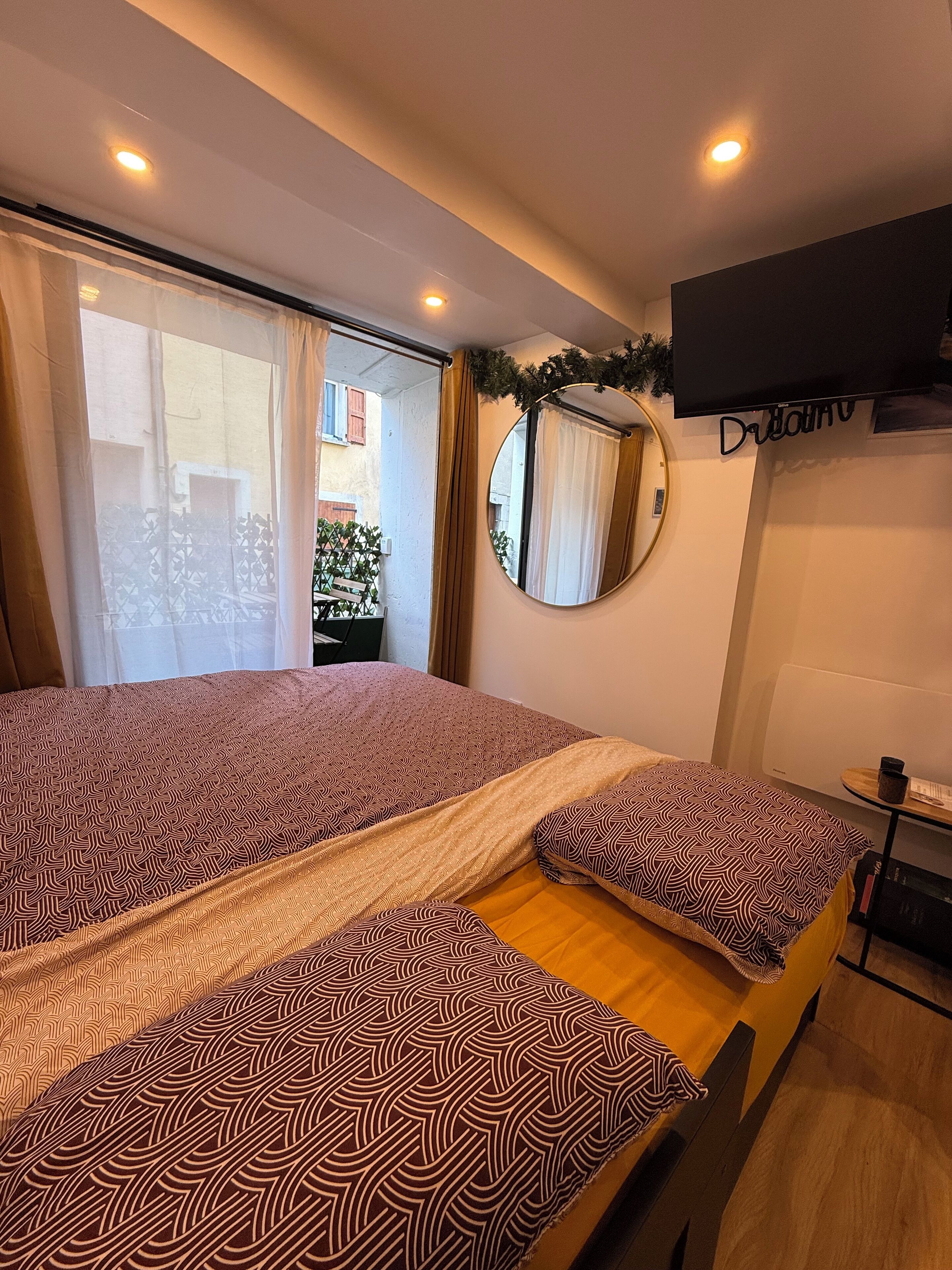 1 bedroom, bed sheets