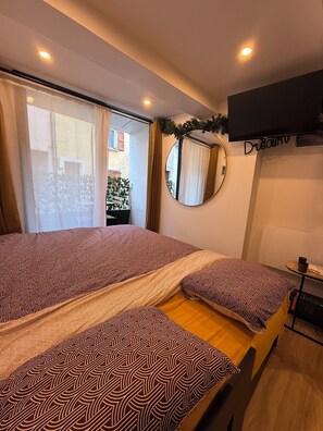 1 bedroom, bed sheets