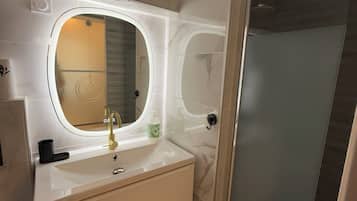 Dusche, Haartrockner, Handtücher, Seife