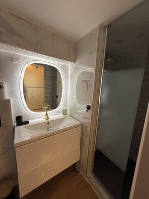 Een douche, een haardroger, handdoeken, zeep