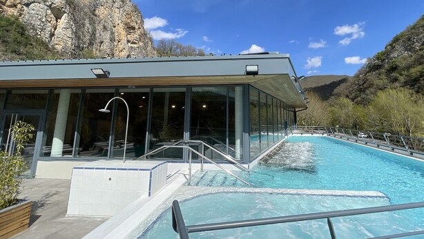A modern building with a glass facade overlooking a swimming pool. - STUDIO COCON DeSIGN (Saint-André-les-Alpes)