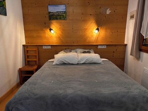 2 bedrooms, iron/ironing board, free WiFi