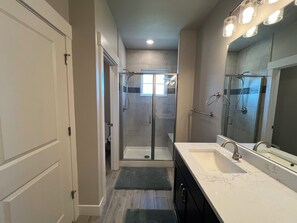 Shower, towels - Charming 3-bedroom townhome in Beautiful Loveland with WiFi, AC, fitness room (Loveland)