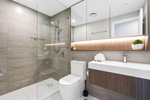 Dusche, Haartrockner, Handtücher, Seife