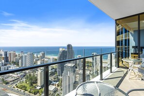 Outdoor dining - Lovely 2 Bedroom 1 Bathroom Unit in Broadbeach. STAR 14802 - 5N - NB (Broadbeach)