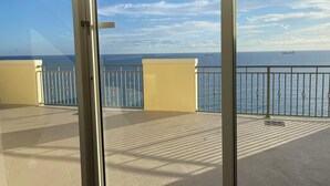 Ein Balkon mit Blick auf das Meer und ein Schiff in der Ferne.