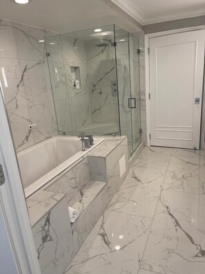 Dusche, Whirlpool, Haartrockner, Handtücher