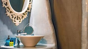 Douche, baignoire Ă jets, sĂšche-cheveux, serviettes fournies