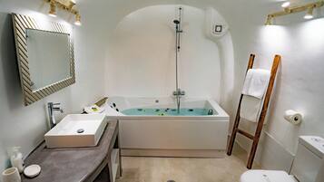 Douche, baignoire Ă jets, sĂšche-cheveux, serviettes fournies