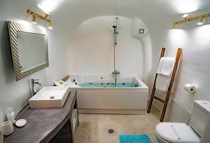 Shower, jetted bath, hair dryer, towels