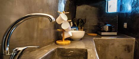 Chuveiro, banheira de hidromassagem, secador de cabelo, toalhas de banho