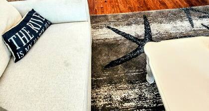 2-bedroom house, fits 6, bike trails, pet friendly, lakes, downtown night life!