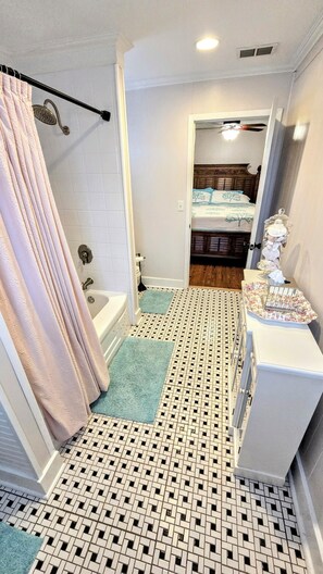 Hair dryer, towels, soap, toilet paper -  2-bedroom house, fits 6, bike trails, pet friendly, lakes, downtown night life! (Inverness)