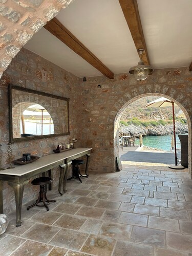 Arapis Rooms & Suites