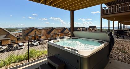 Dreamweaver Cabin | 180 degree views, Hot tub, Dog-friendly, Pickleball
