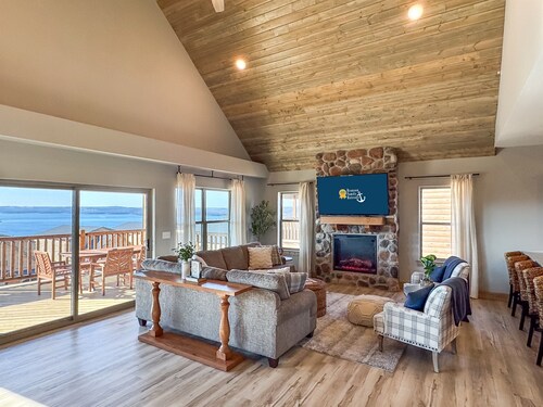 Dreamweaver Cabin | 180 degree views, Hot tub, Dog-friendly, Pickleball