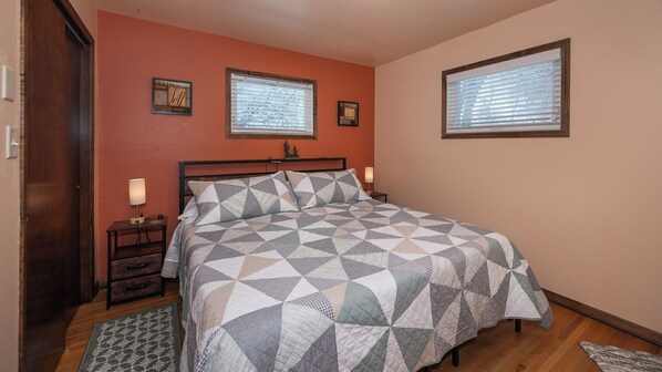 3 bedrooms, desk, WiFi, bed sheets