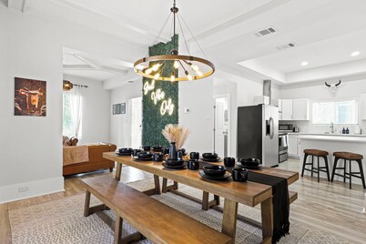 Downtown Retreat 7 Beds 3.5 Bathrooms Heated Pool Sleeps 12 Cowboy Manor