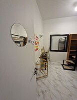 Chambre Quadruple Économique sans fenêtre (Noire) | 笔记本电脑工作区、隔音、免费 WiFi