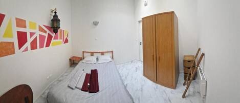 Chambre Double Ăconomique sans fenĂȘtre ( Hibiscus) | Espace de travail pour ordinateurs portables, systĂšme dâinsonorisation