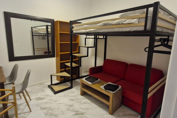 Chambre Quadruple Économique sans fenêtre (Noire) | Laptopgeeigneter Arbeitsplatz, schallisolierte Zimmer, kostenloses WLAN