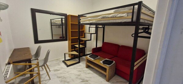 Chambre Quadruple Économique sans fenêtre (Noire) | Laptop workspace, soundproofing, free WiFi