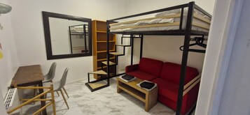 Chambre Quadruple Économique sans fenêtre (Noire) | 笔记本电脑工作区、隔音、免费 WiFi