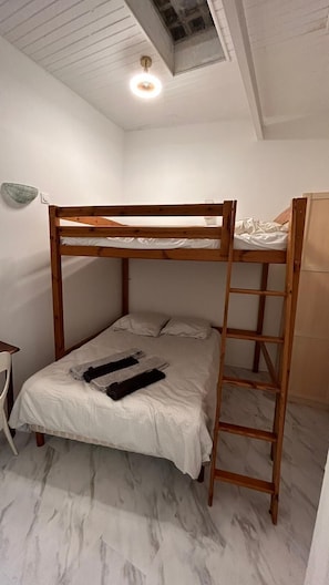 Habitació econòmica | Espai de treball apte per a portàtils i habitacions insonoritzades 