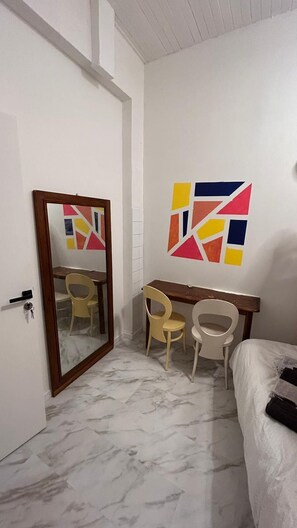 Chambre Quadruple Économique sans fenêtre (Vanille) | Espacio para trabajar con laptop, insonorización y wifi gratis 