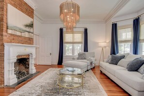 TV connectée, cheminée, jeux vidéo, baby-foot