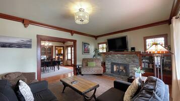 Smart TV, chimenea y futbolito