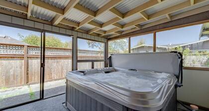 3-bedroom Craftsman home with hot tub/sauna in the Heart of Arcata