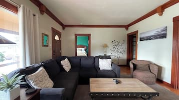 Smart TV, chimenea, futbolito