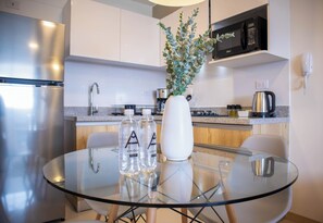 Apartment, 2 Bedrooms (1007) | Dining room