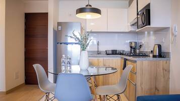 Apartamento, 2 habitaciones (1007) | Cocina privada | Frigorífico, microondas, licuadora y utensilios de cocina