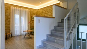 A staircase with a wooden finish leading to a landing. - Ipso Kardamyli Meropi (Kardamyli)