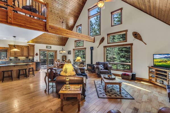 Living area - Beautiful 3 Bedroom Mountain Paradise near Lake Davis (Portola)