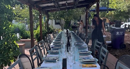 Charming cottage, private pickleball, walk to restaurants, fast wifi, 1 acre