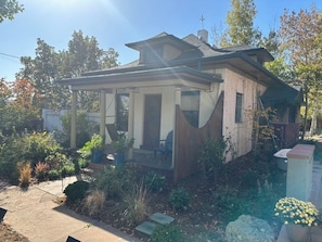 Exterior - Charming cottage, private pickleball, walk to restaurants, fast wifi, 1 acre (Denver)